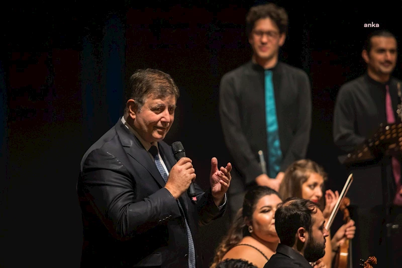 KARŞIYAKA ODA ORKESTRASI YENİ SEZONU ALKIŞLARLA AÇTI