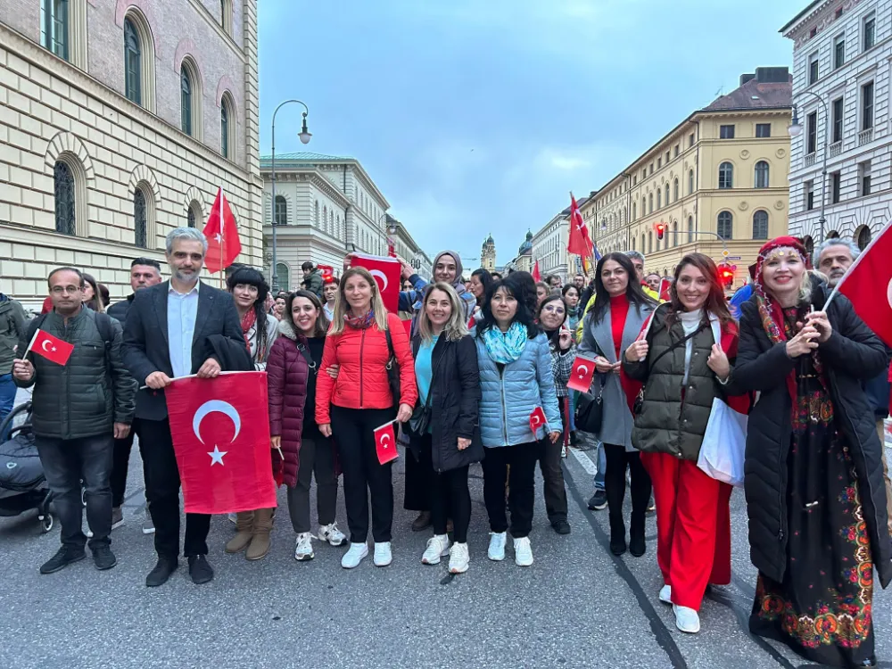 MÜNİH SOKAKLARINDA YER YERİNDEN OYNADI! BİNLERCE KİŞİ TARİHİ MEYDANDA TÜRKİYE