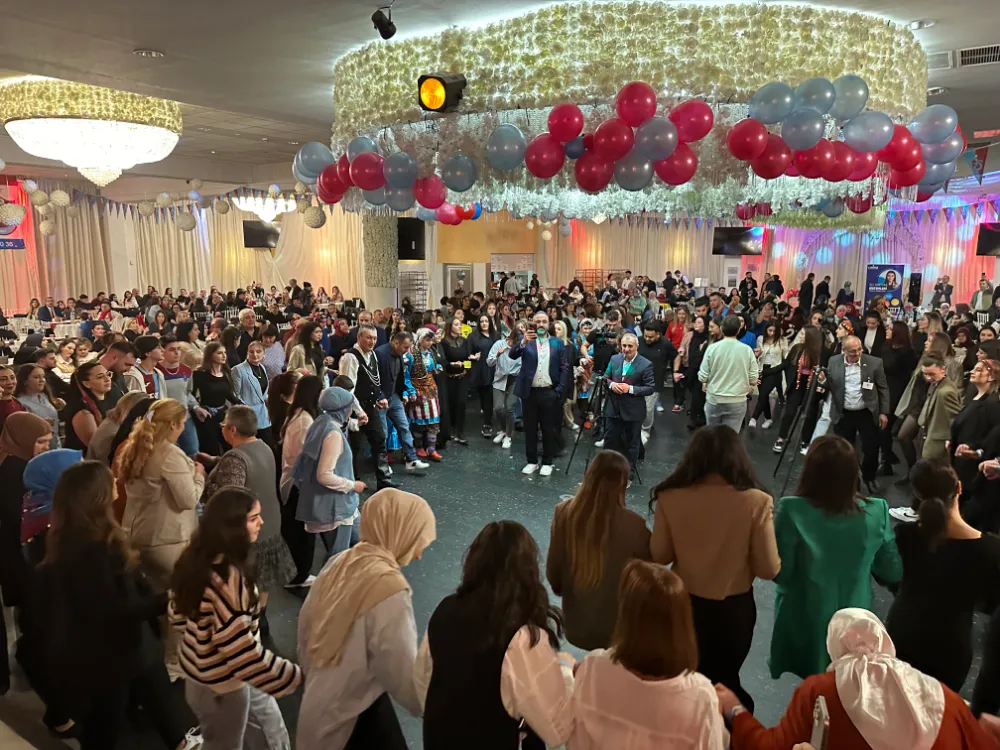 KARADENİZLİLER GECESİNDE ÖNCE ŞEHİT OLAN ASKERLERE DUA ETTİLER, DAHA SONRA HORON TEPTİLER