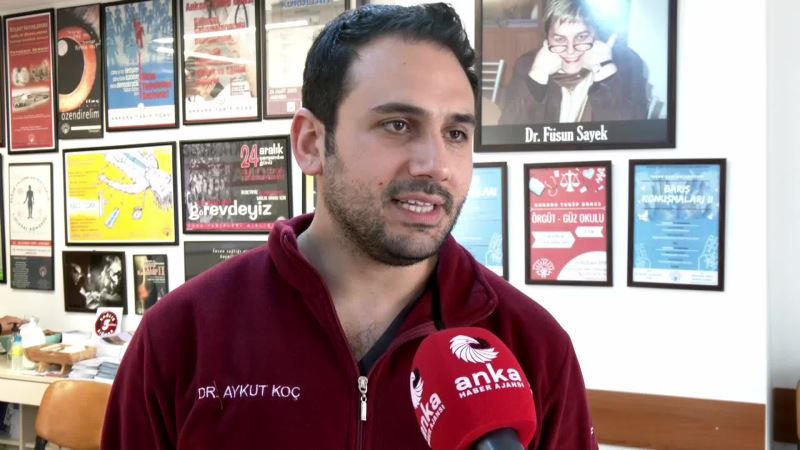 GÖREVİ BAŞINDA ÖLDÜRÜLEN DR. ERSİN ARSLAN İÇİN HAZIRLADIĞI AFİŞLER HASTANE YÖNETİMİNCE TOPLATILAN ASİSTAN HEKİM AYKUT KOÇ: “HASTANELERE 