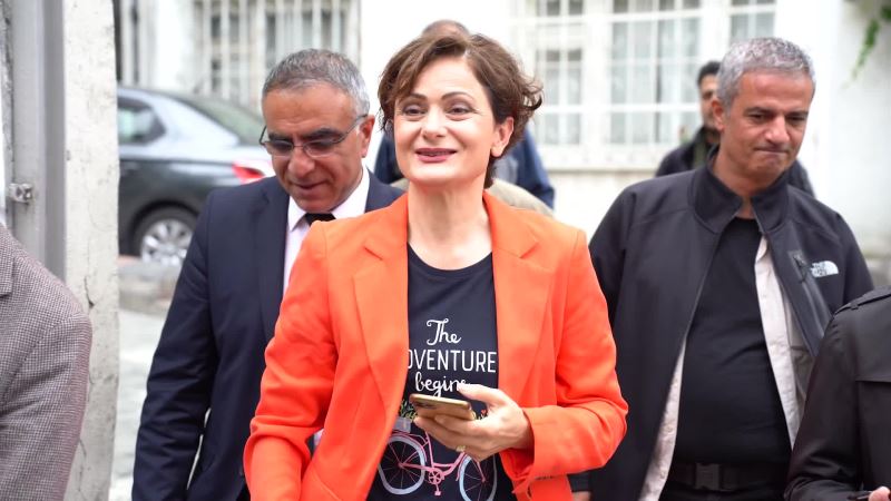 KAFTANCIOĞLU, OYUNU KULLANDI: “İSTANBUL’DA BİR OKULDA SINIF UYGUN OLMADIĞI İÇİN MÜŞAHİTLERİN SOKULMAK İSTENMEMESİ ÜZERİNE İTİRAZLA ORTADAN KALDIRILMIŞ”
