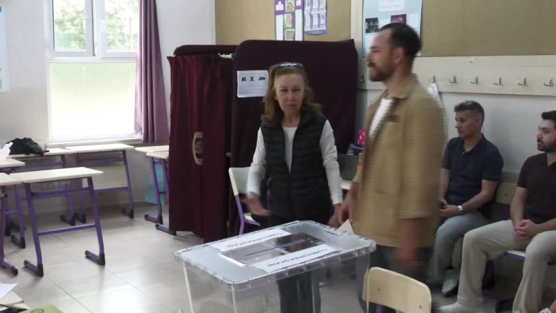 İZMİR’DE CUMHURBAŞKANLIĞI SEÇİMLERİNİN İKİNCİ TURU İÇİN OY VERME İŞLEMİ BAŞLADI... İZMİR
