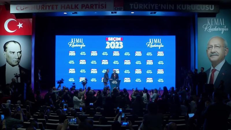 KILIÇDAROĞLU: “BANA OY VEREN 25 MİLYONU AŞAN VATANDAŞIMIZI MORALLİ BİR ŞEKİLDE DİMDİK AYAKTA GÖRMEK İSTİYORUM. YÜRÜYÜŞÜMÜZ SÜRÜYOR VE BURADAYIZ”