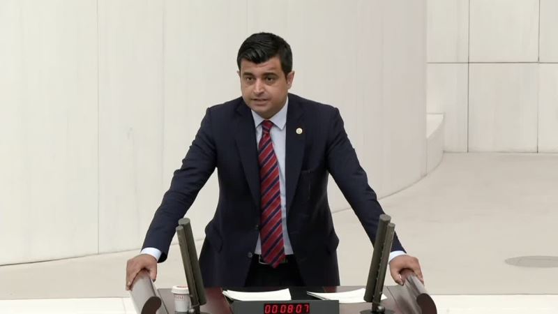 DENİZ DEMİR: “ORTADAKİ ELMA ŞEKERİ BEŞLİ ÇETEYE VE SİZE, SAPI İSE FAKİR FUKARAYA DÜŞTÜ”