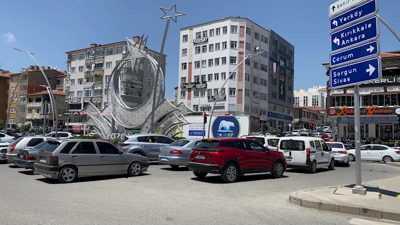 YOZGAT’TA ŞEHİR MERKEZİNDEN GEÇEN VE YOĞUN TRAFİĞİ TAŞIMAYAN KARA YOLUNDA KAZALAR CAN YAKIYOR