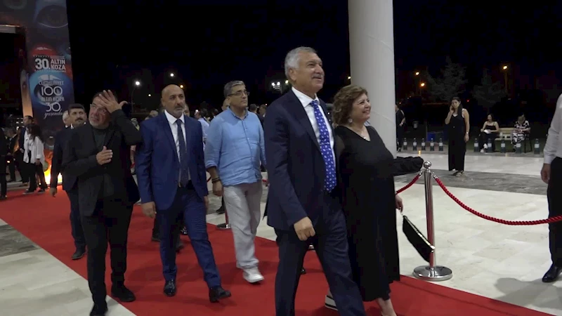 ALTIN KOZA SAHİPLERİNİ BULDU... TÜRKAN ŞORAY VE KADİR İNANIR’A 