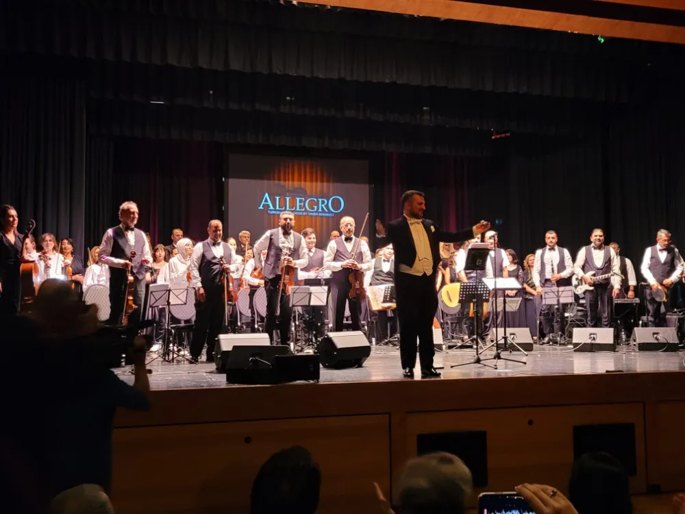 ALLEGRO TÜRK MÜZİK KOROSU MÜNİH KONSERİNDE RÜZGAR GİBİ ESTİ.! YEŞİLÇAMIN UNUTULMAZ ŞARKILARI SEYİRCİYİ ADETA MEST ETTİ