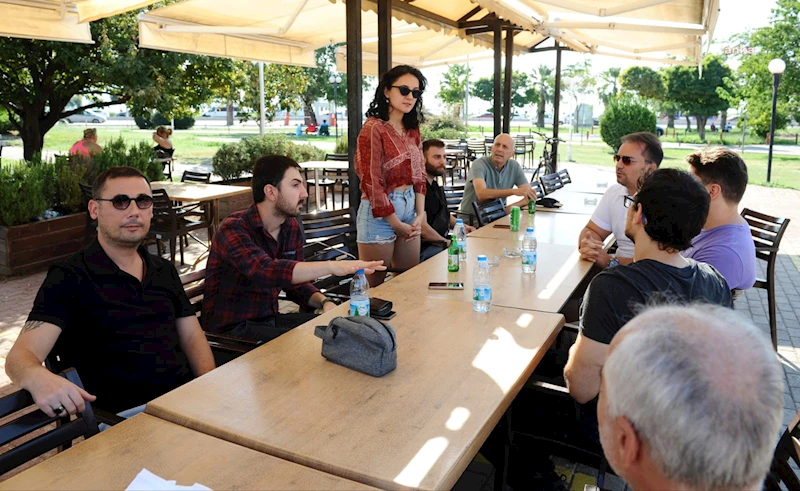 KARŞIYAKALILAR SOSYALLEŞEREK, İNGİLİZCE ÖĞRENİYOR