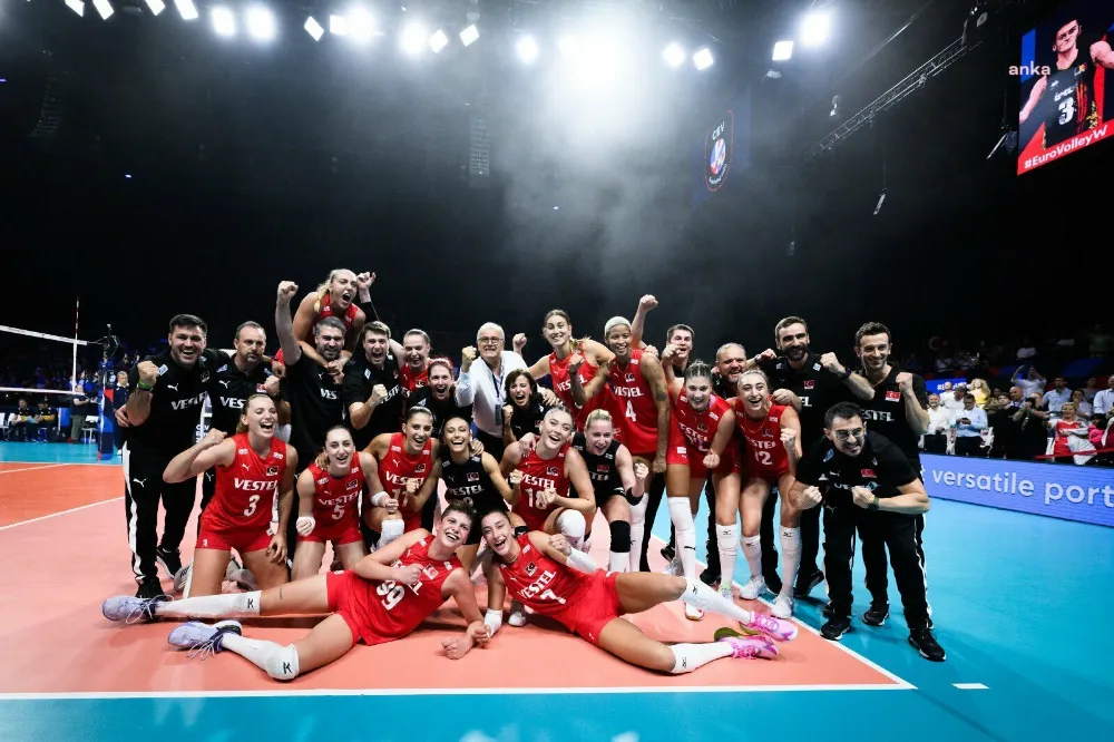 TÜRKİYE A MİLLİ KADIN VOLEYBOL TAKIMI, AVRUPA ŞAMPİYONASI’NDA SIRBİSTAN’I 3-2 YENEREK ŞAMPİYON OLDU