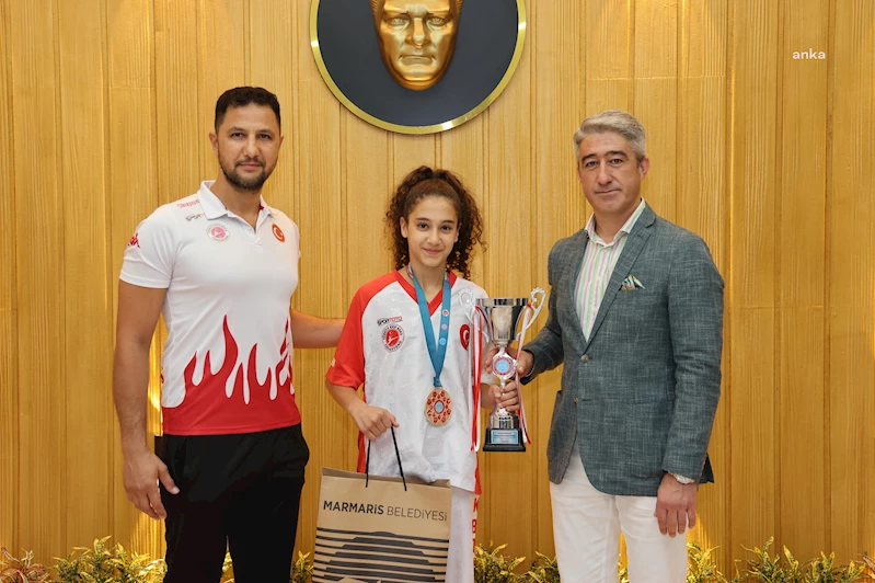  ŞAMPİYON ALYA KUPASIYLA BAŞKAN OKTAY’I ZİYARET ETTİ