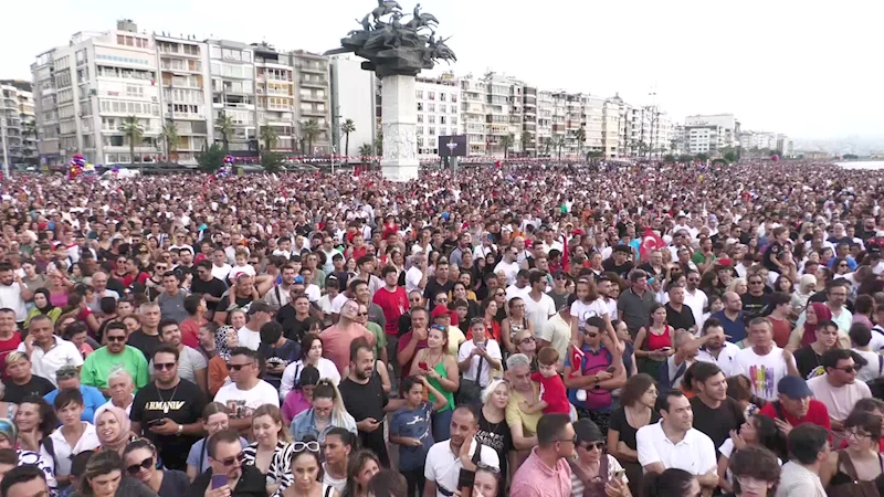 İZMİR SEMALARINDA KURTULUŞ COŞKUSU