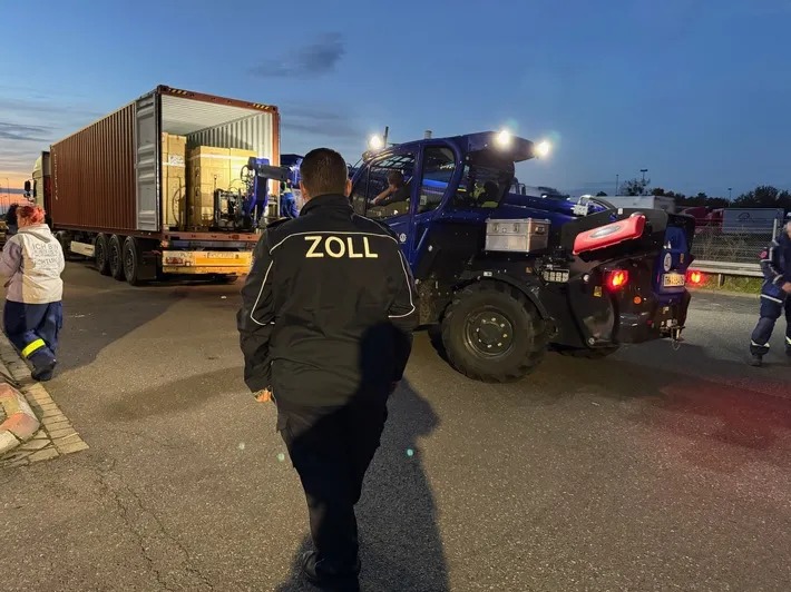 12 Tonnen falsch etikettierte Bettwäsche festgestellt THW unterstützt das Zollamt Helmstedt-Autobahn bei der Entladung eines ganzen Containers aus China