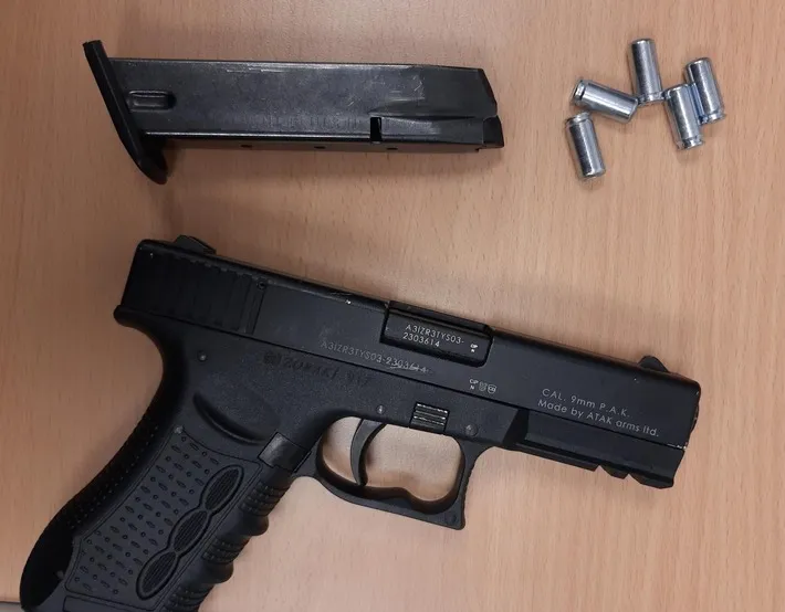 Kontrolle im Bahnhof Bremen - Bundespolizisten stoppen mit Schreckschusspistole bewaffneten Jugendlichen