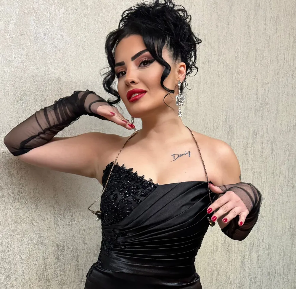 Duygu Kutlu, Sahne Performanslarıyla Dikkat Çekiyor: Haftada 5 Gün Farklı İllerde Şarkı Söylüyor