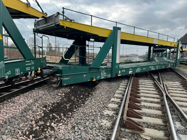 Leerer Autotransportzug entgleist