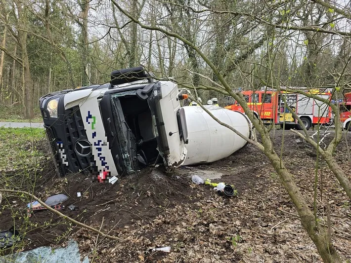 Schwerer Verkehrsunfall auf Bundesstraße 73 in Stade - Straße voll gesperrt - hoher Sachschaden