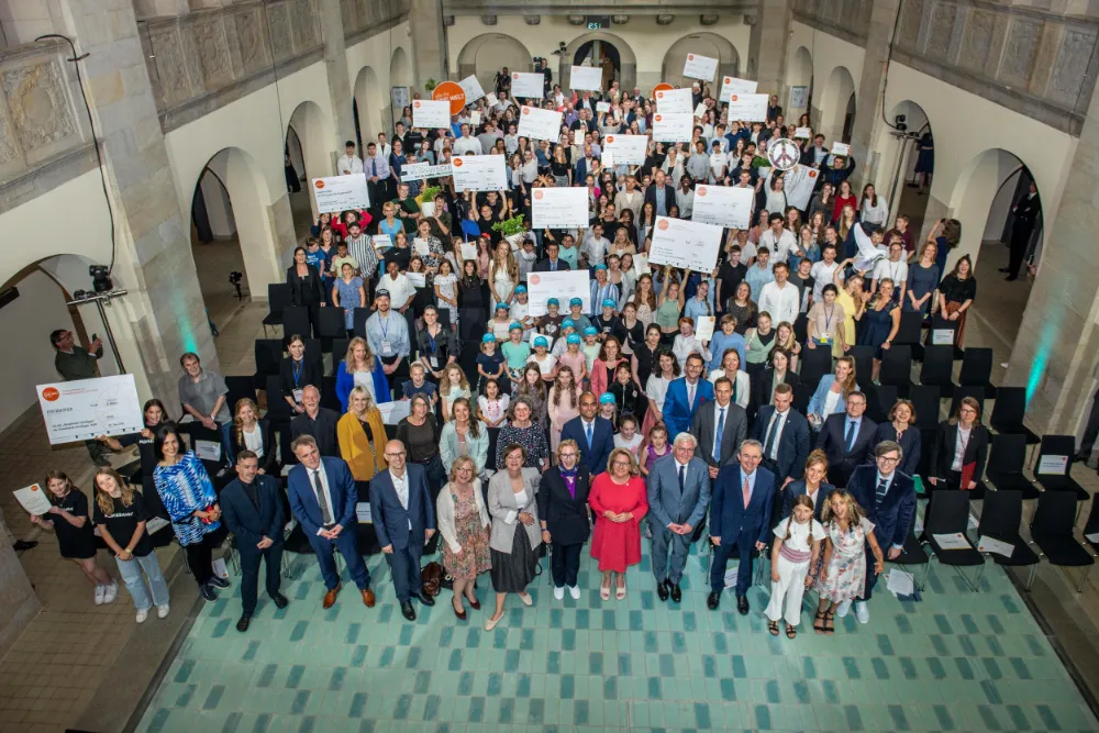Okullar Arası Kalkınma Politikası Yarışması: Cumhurbaşkanı Steinmeier ve Kalkınma Bakanı Schulze Ödülleri Verdi