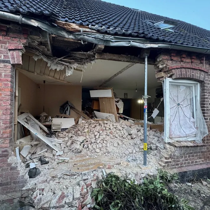 Hammah: Lkw prallte in Wohnhaus - zwei Verletzte