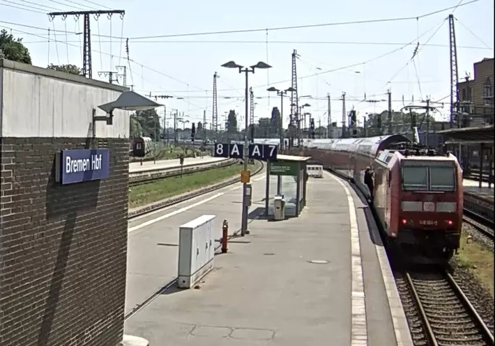Lebensgefährliche Aktion - Unbekannter fährt auf Trittbrett eines Regionalzuges mit