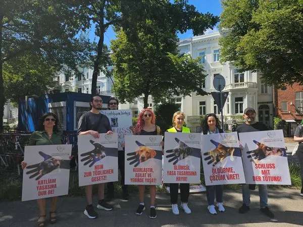Hamburg, Türkiye Konsolosluğu Önünde Hayvan Hakları Yasasına Karşı Protesto Düzenledi
