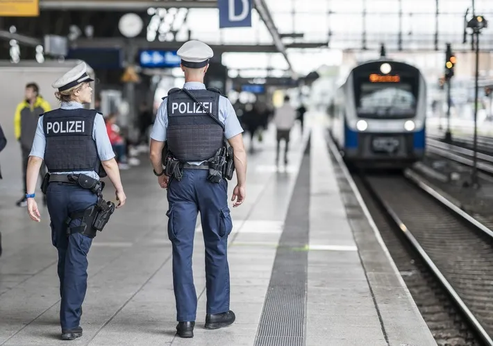Riskante Flucht in Bremen: Bundespolizei holt Männer aus Bahngleisen