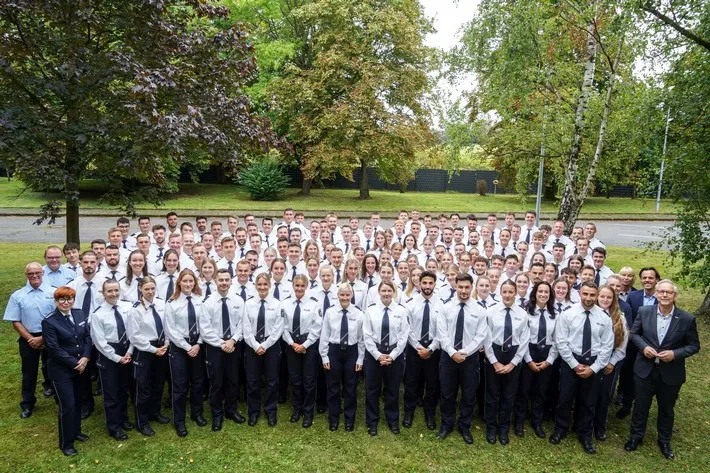 Polizeipräsident Gregor Lange begrüßt neue Beamtinnen und Beamten in Dortmund
