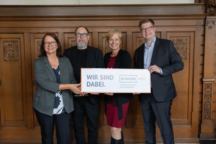 Polizeidirektion Hannover unterzeichnet Kooperationsvereinbarung mit der Initiative Klischeefrei