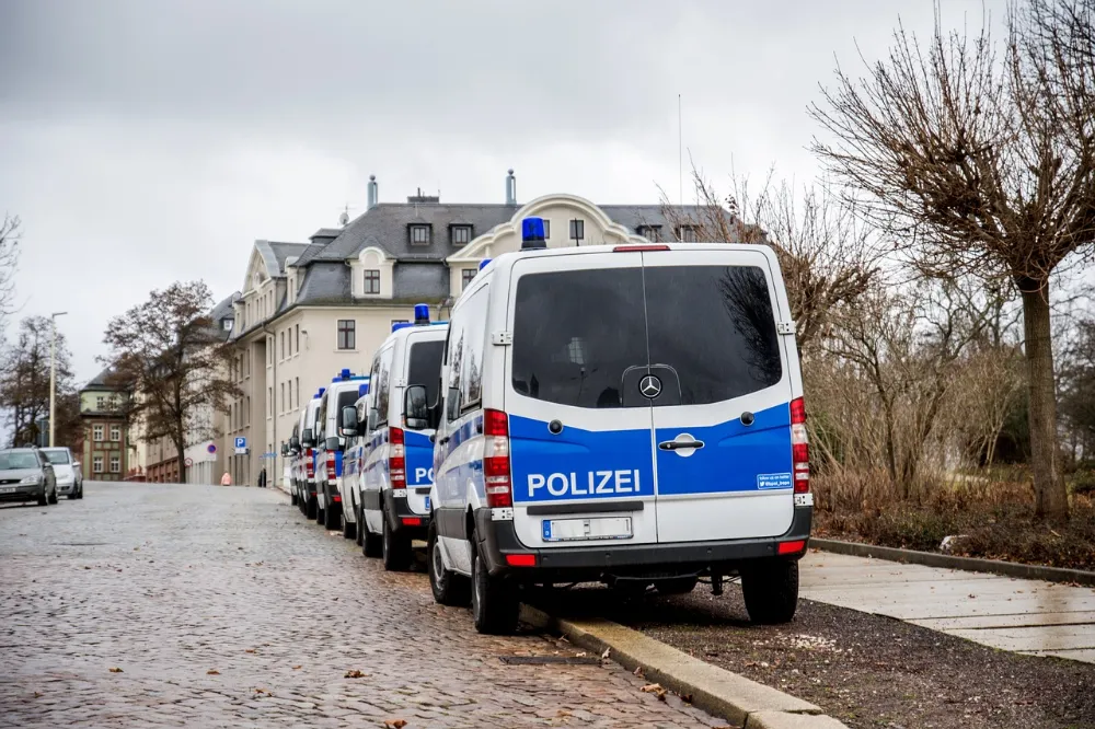 Düsseldorf’ta Bar Önünde Şiddet Olayı: 11 Kişi Yaralandı, Saldırgan Kaçtı