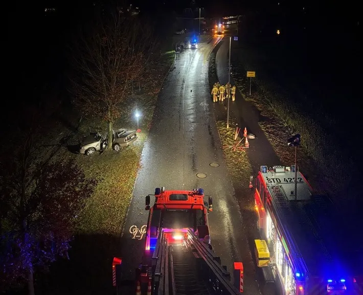 Zwei junge Autoinsassen bei schwerem Unfall in Stade-Haddorf lebensgefährlich verletzt