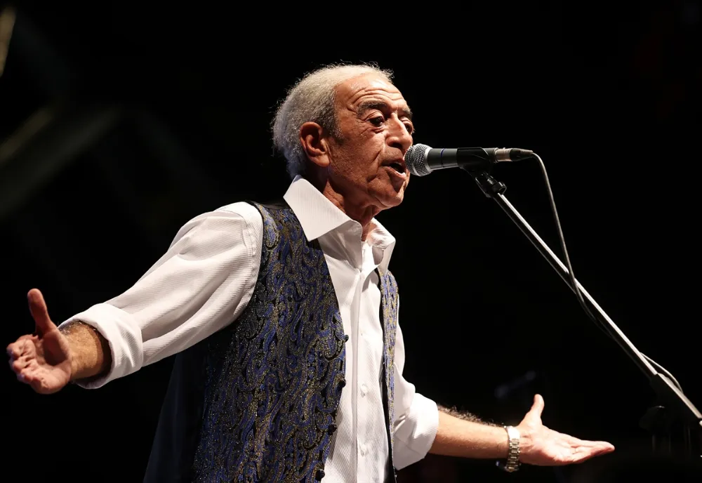 Türk müziğinin usta ismi Edip Akbayram hayatını kaybetti