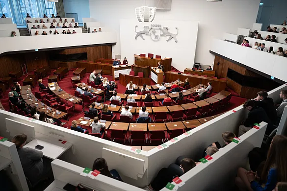 Bremen Parlamentosu’nda Gençlerden Demokrasi Dersi: Münazara Finalinde Nefes Kesen Anlar