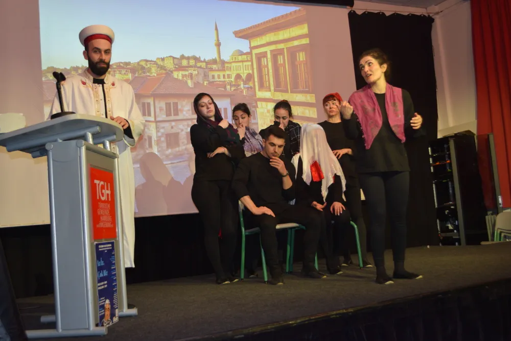 “Az İz, Çok Biz” Hamburg’da Son Kez Sahneye Çıkıyor!