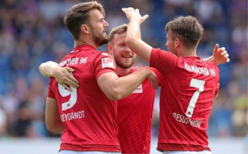 2. Liga: Hannover stürzt Regensburg - St. Pauli siegt klar