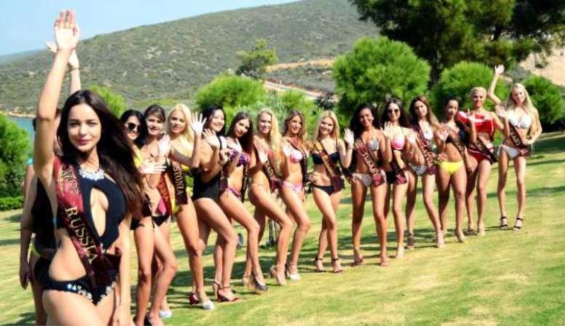 21 ülke güzeli, havuz başında poz verdi