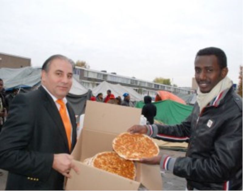 Hollandalı Türk İşadamlarından Müslüman mültecilere lahmacun yardımı