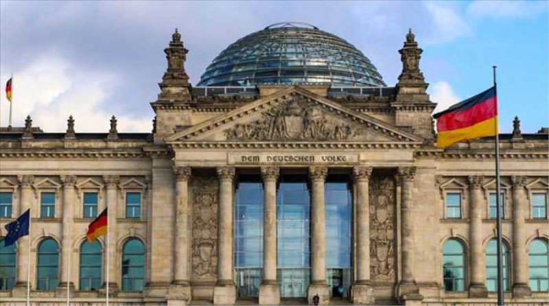 Alman hükümeti yılbaşında polis ve itfaiye erlerine yönelik saldırıları kınadı