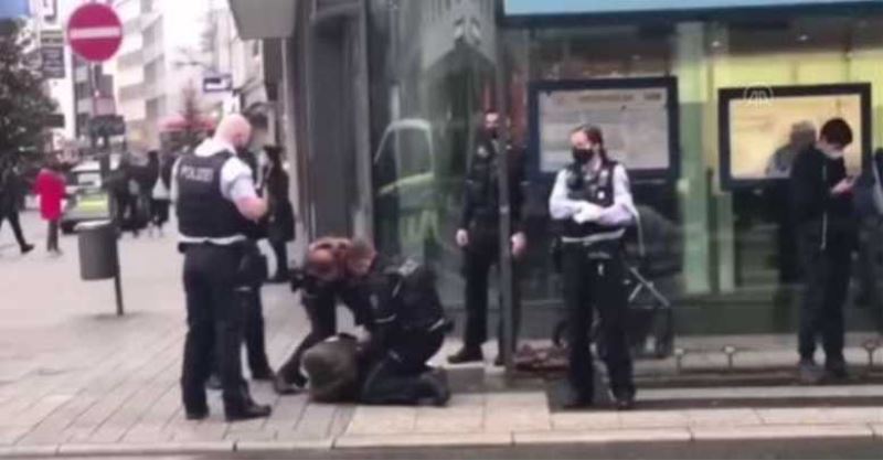 Alman polisi, başörtülü kadını 