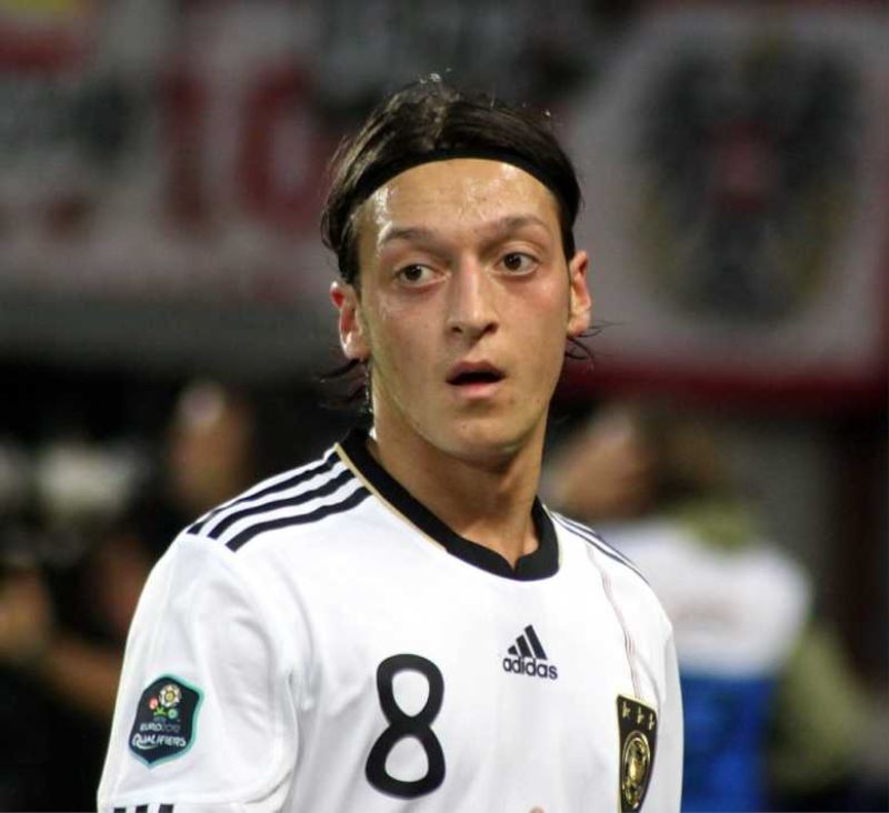 Alman taraftarların gözdesi Mesut Özil 