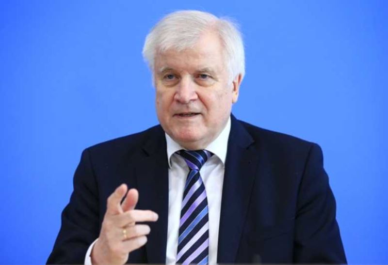 Almanya İçişleri Bakanı Seehofer, bir gazeteci hakkında suç duyurusunda bulunacak