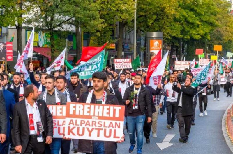 Alparslan Kuytu için  Hamburg’da gösteri yaptılar