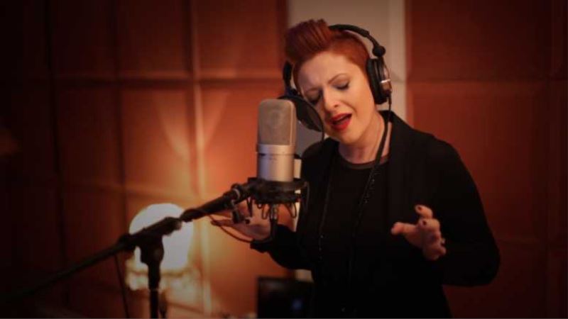 ASLI GÖKYOKUŞ “DENİZLER”i ÜÇ CEMRE İLE ANIYOR