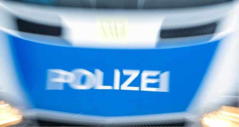 Autokorso von Hochzeitsgesellschaft blockiert Autobahn in Niedersachsen