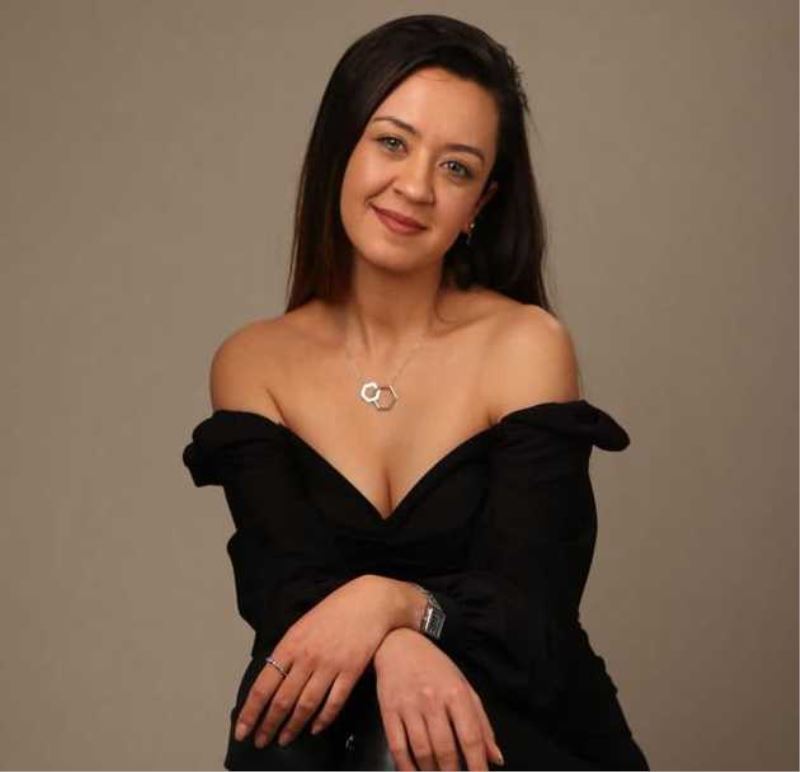 BERNA ERDEM; HEM OYUNCU HEM DANSÇI HEM DE SİGORTACI