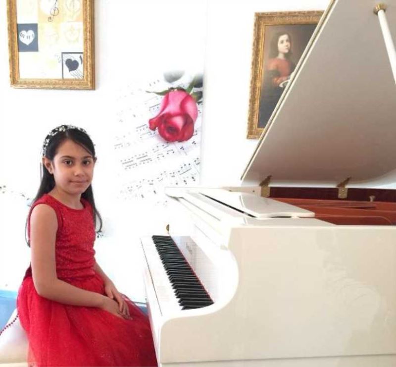 Bursalı küçük piyanist Arya, Almanya’daki yarışmada birinci oldu