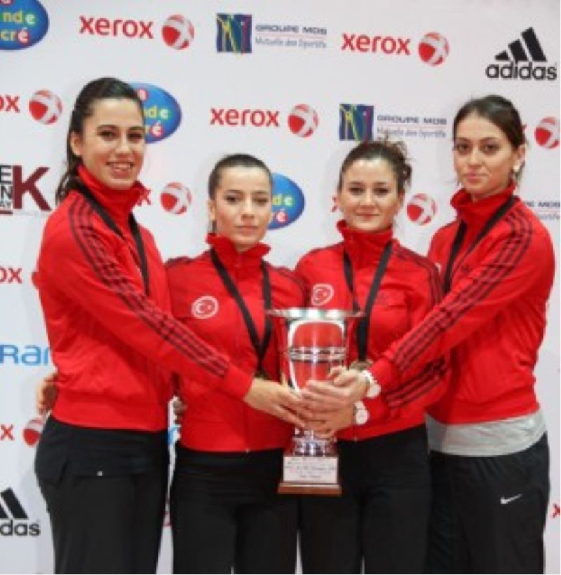 Karateci kızlar dünya üçüncüsü oldu