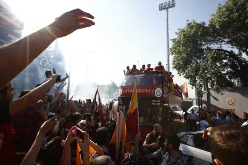 Galatasaray şampiyonluğunu kutluyor