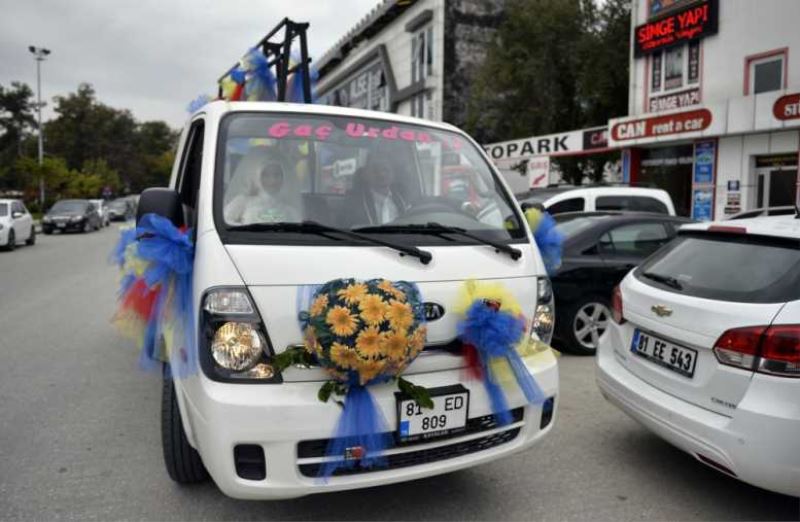 Gelin arabası olarak kamyonetini tercih etti