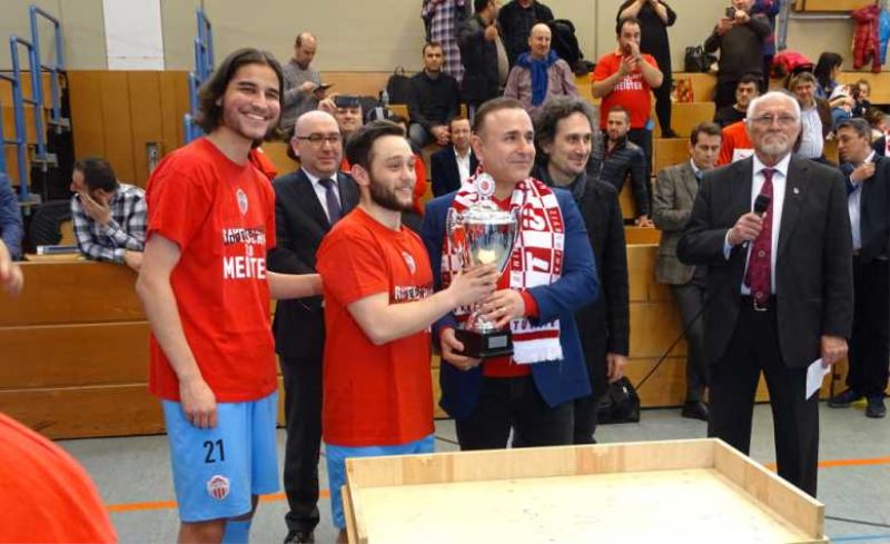 Güney Almanya Atatürk  ve Gençlik futbol salon turnuvası kupasını Türk spor Nürnberg kazandı