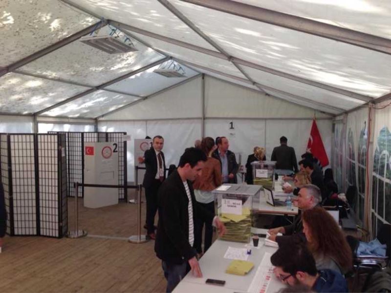 Hamburg’da 29068 seçmen oy kullandı.