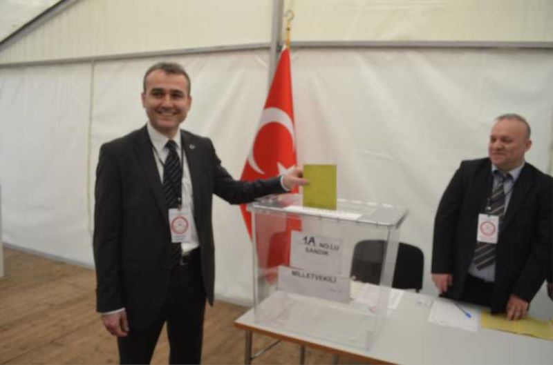 Hamburg’da ilk oy baş konsolosdan